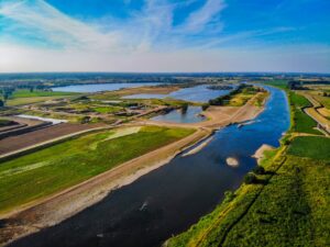 Hochwasserschutz mit erneuerbaren Energien kombinieren: Strategien und Potenziale